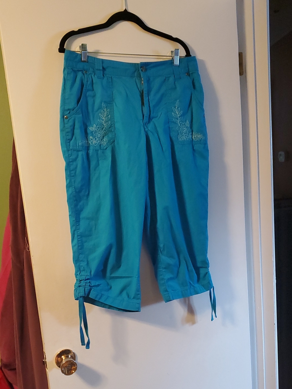 Size Large Turquoise Women’s Basic Editions Capris  with Embroidered Pockets